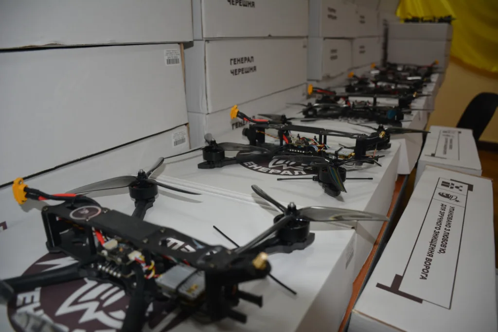 Дрони на столі поруч з упаковками