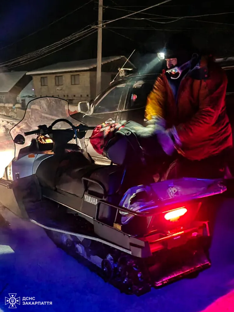 Рятувальник готує снігохід Yamaha у зимовій ночі