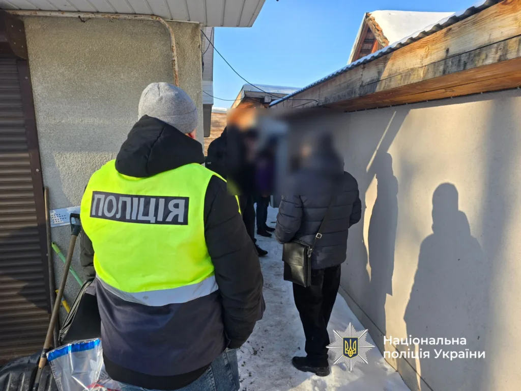 Поліція України проводить розслідування на вулиці