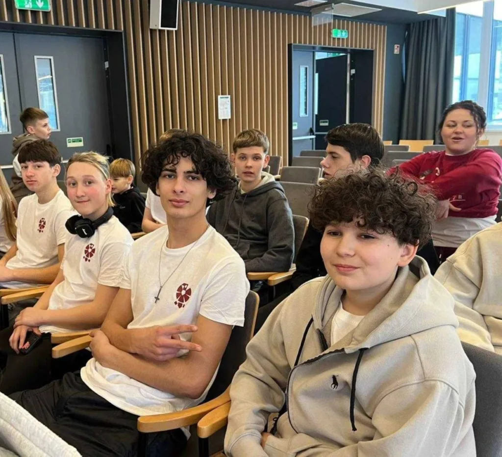 Група підлітків сидить у навчальній аудиторії