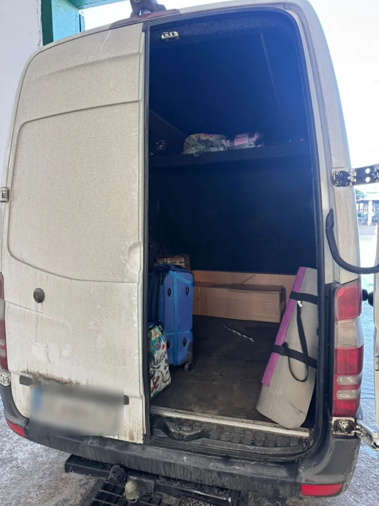 Відкрита вантажівка з валізами та коробками