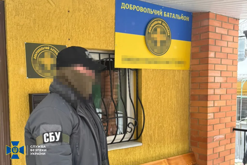 Офіцер СБУ біля офісу добровольчого батальйону