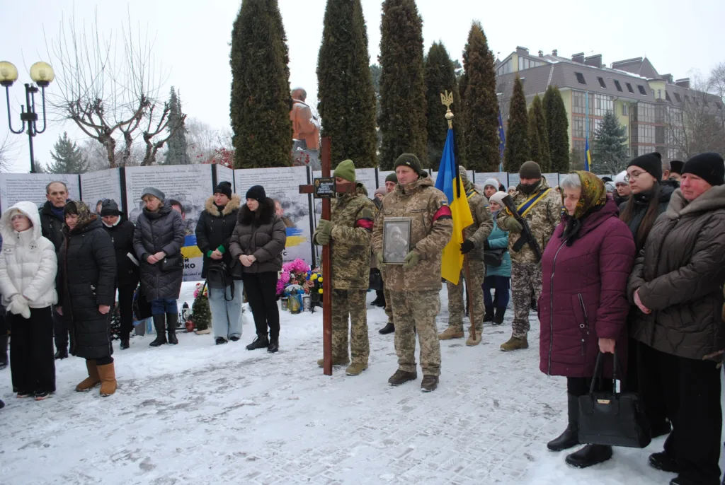 Вшанування полеглих воїнів на меморіалі взимку