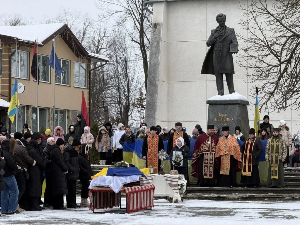 Люди на церемонії біля пам'ятника Тарасу Шевченку
