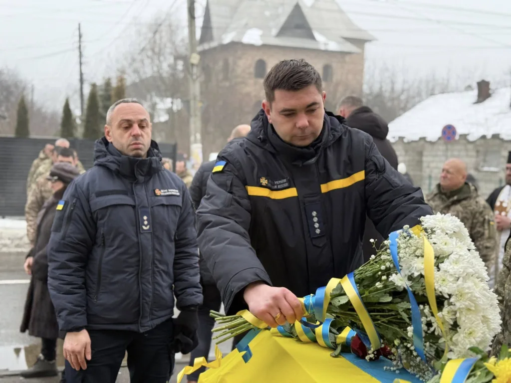 Рятувальники України покладають квіти на церемонії прощання