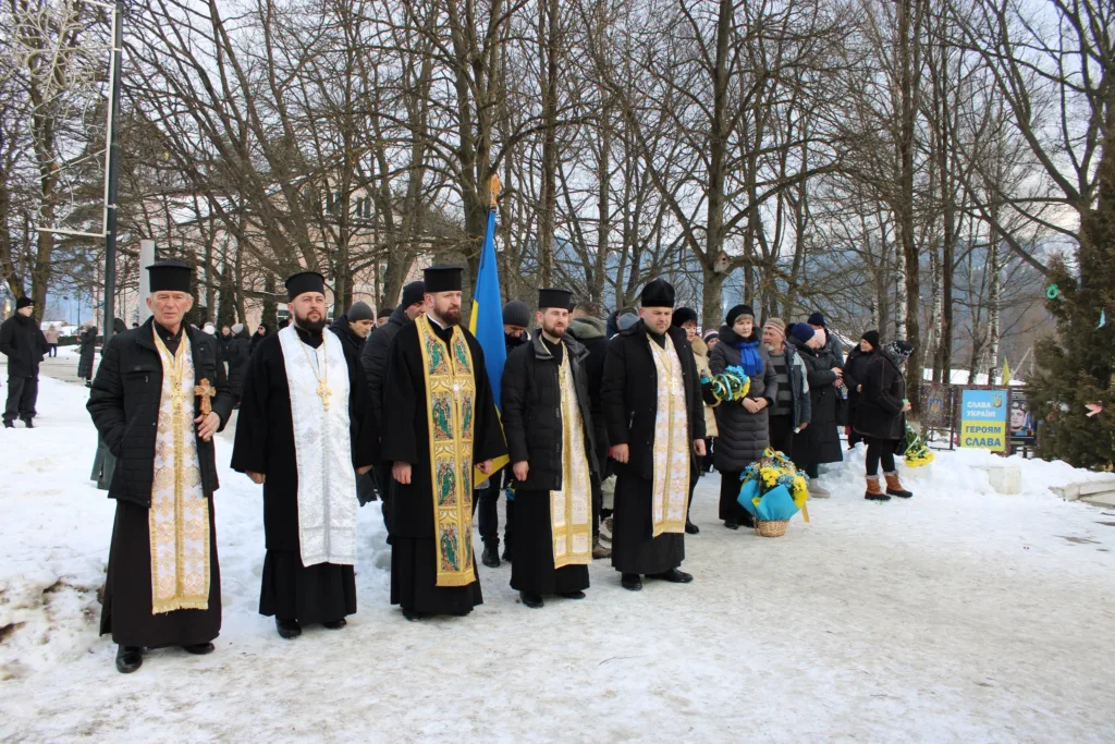 Священники та люди на зимовій пам’ятній церемонії