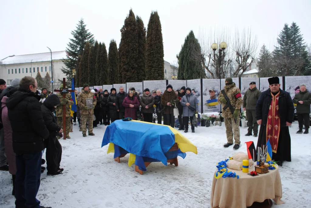 Прощання з українським військовим у зимовий день