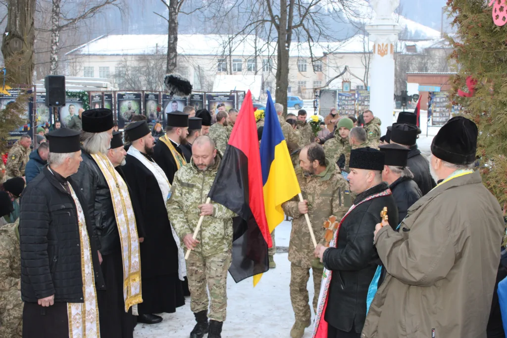 Військові та священники на урочистій церемонії в Україні
