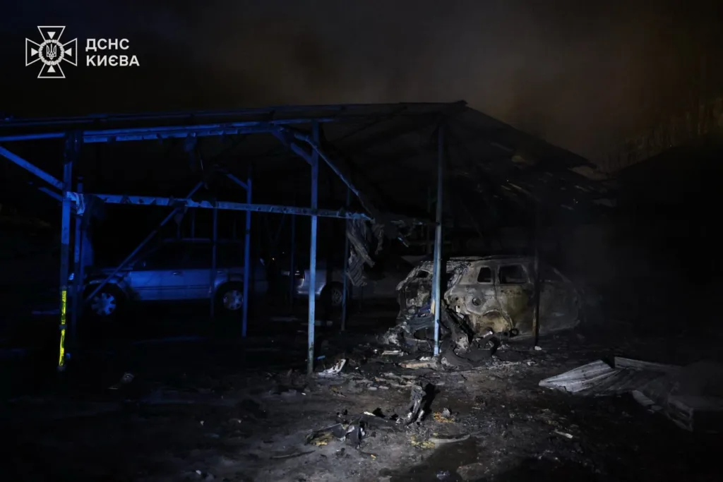 Згоріле авто під навісом уночі