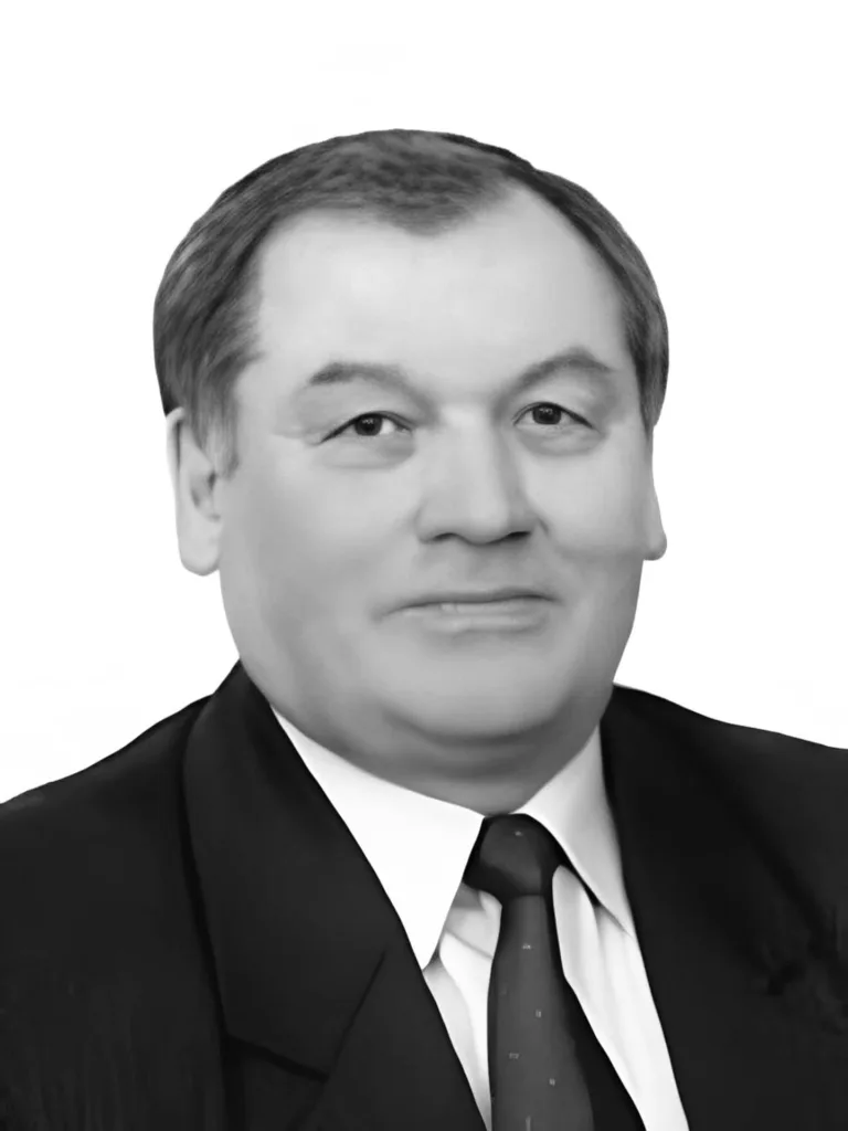 Портрет чоловіка у костюмі на білому тлі