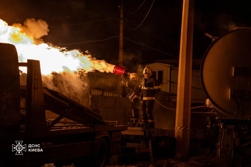 Пожежники гасять вогонь уночі в Києві