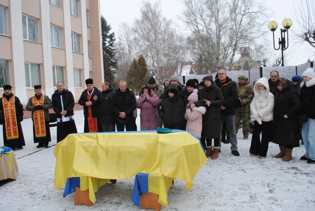 Прощання з героєм під українським прапором взимку