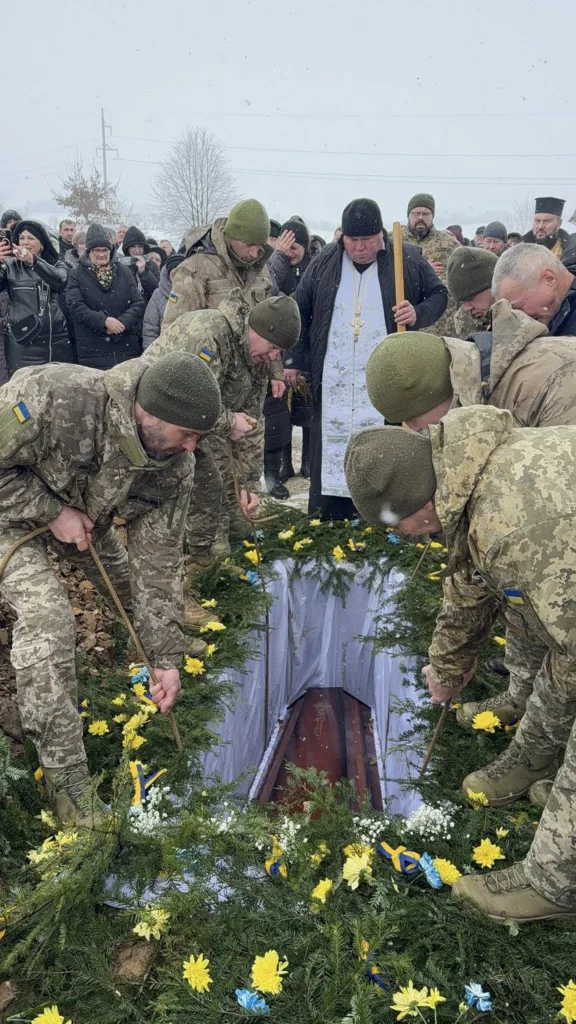 Поховання українського військового під снігом