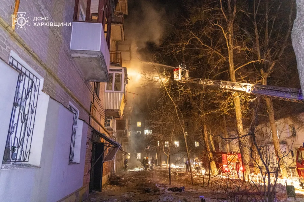 Пожежники гасять вогонь у багатоповерхівці вночі
