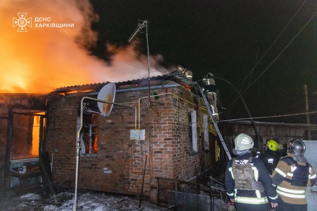 Пожежники гасять вогонь у цегляному будинку вночі