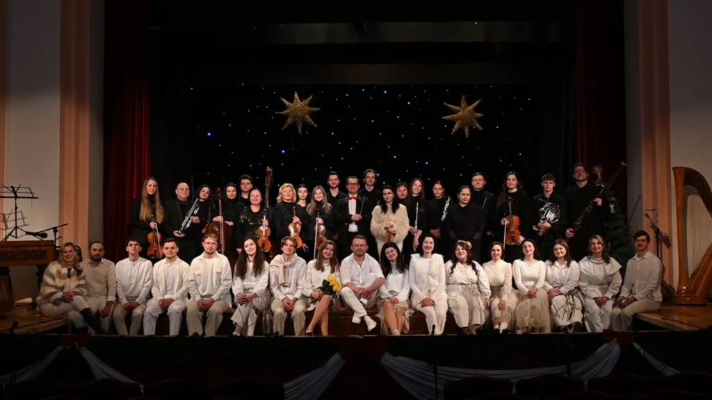 Групове фото музикантів на сцені театру