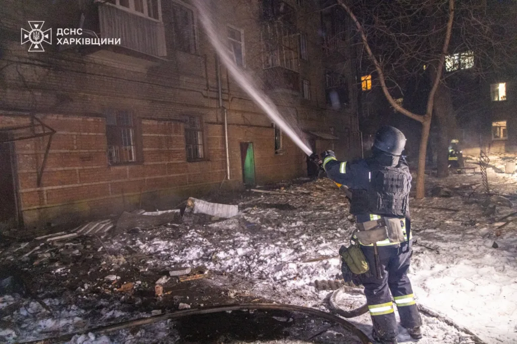 Рятувальники гасять пожежу біля житлового будинку
