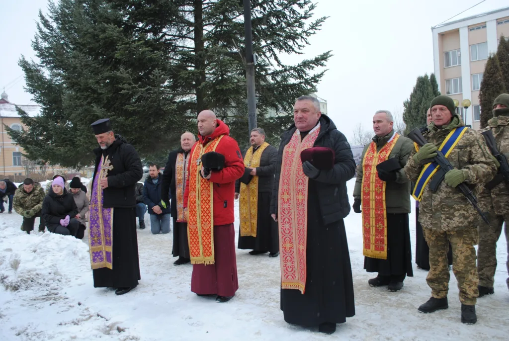 Священники та військові під час молитви на вулиці
