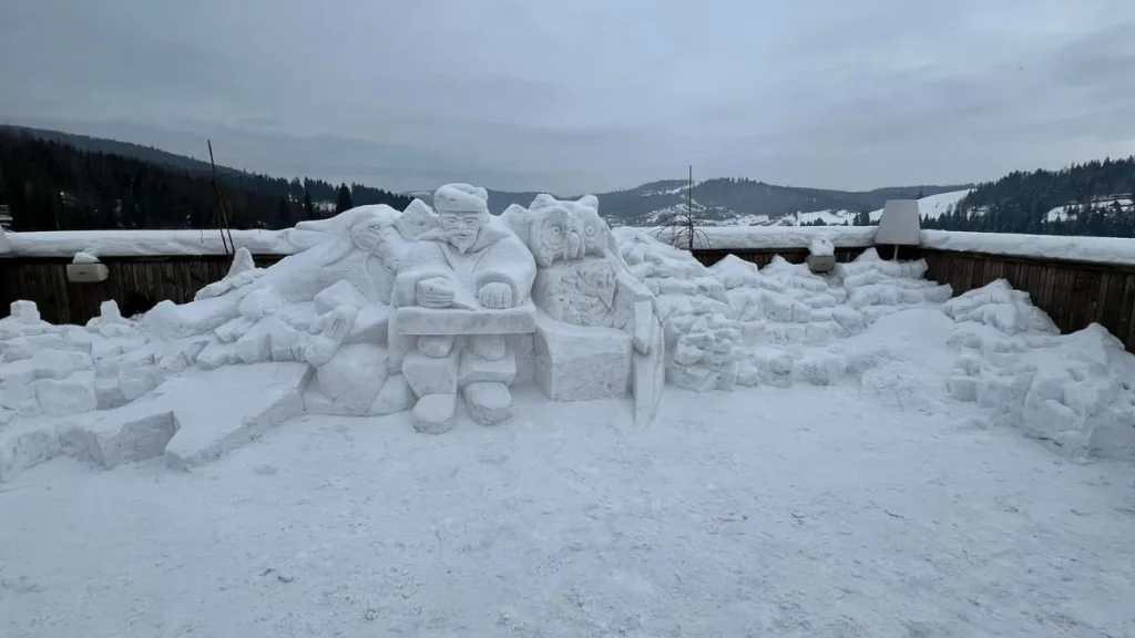 Снігова скульптура людей у горах взимку