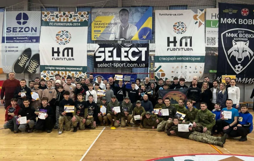 Групове фото учасників спортивного турніру в Коломиї