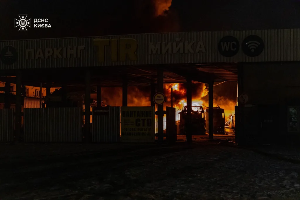 Пожежа на стоянці вантажівок у Києві