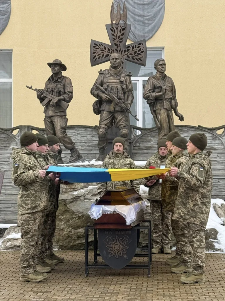 Військові прощаються з полеглим героєм України