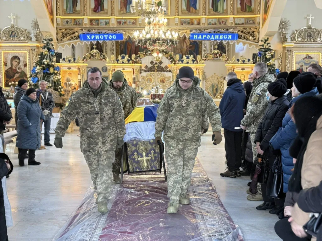 Похорон українського військового у церкві