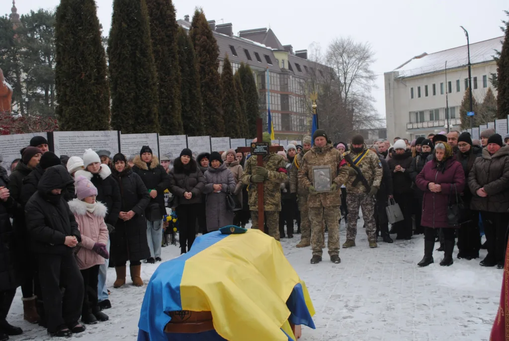 Похоронна церемонія воїна з прапором України