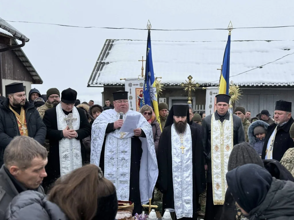 Священники проводять церемонію на вулиці взимку