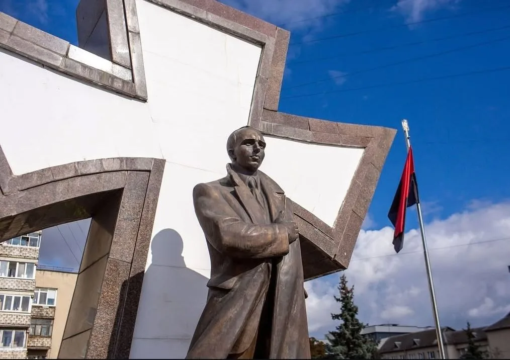 Пам'ятник перед великим хрестом і прапором