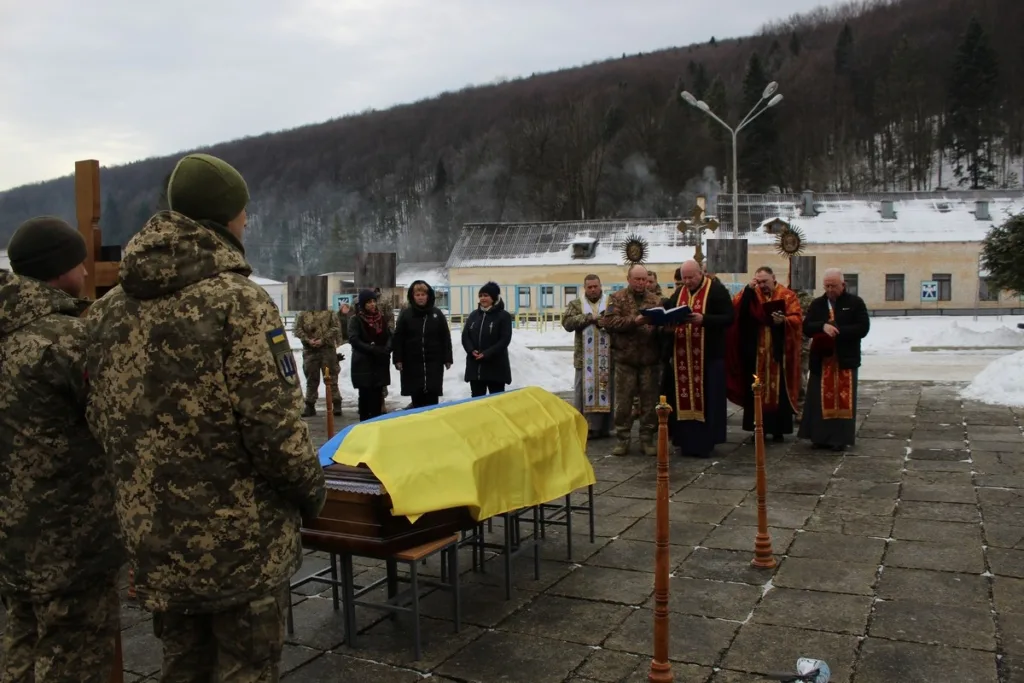 Похорон військового героя під українським прапором