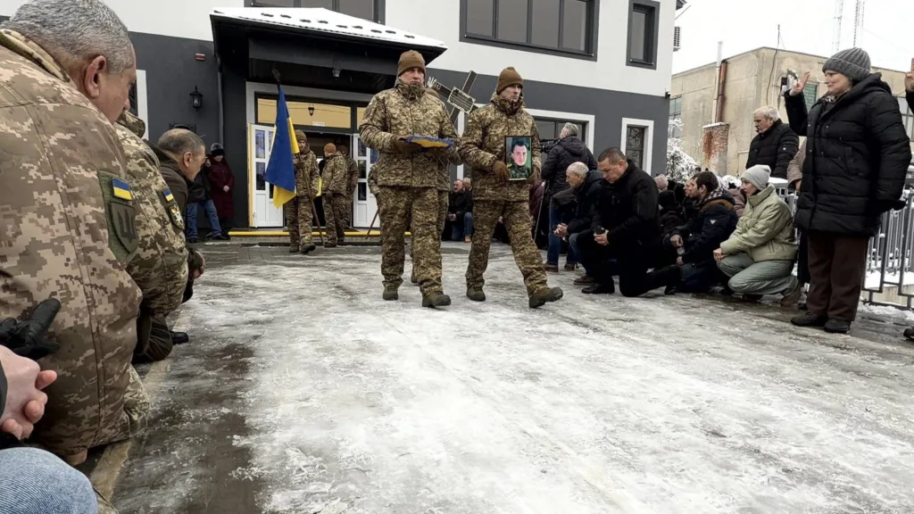 Військові прощаються із загиблим побратимом