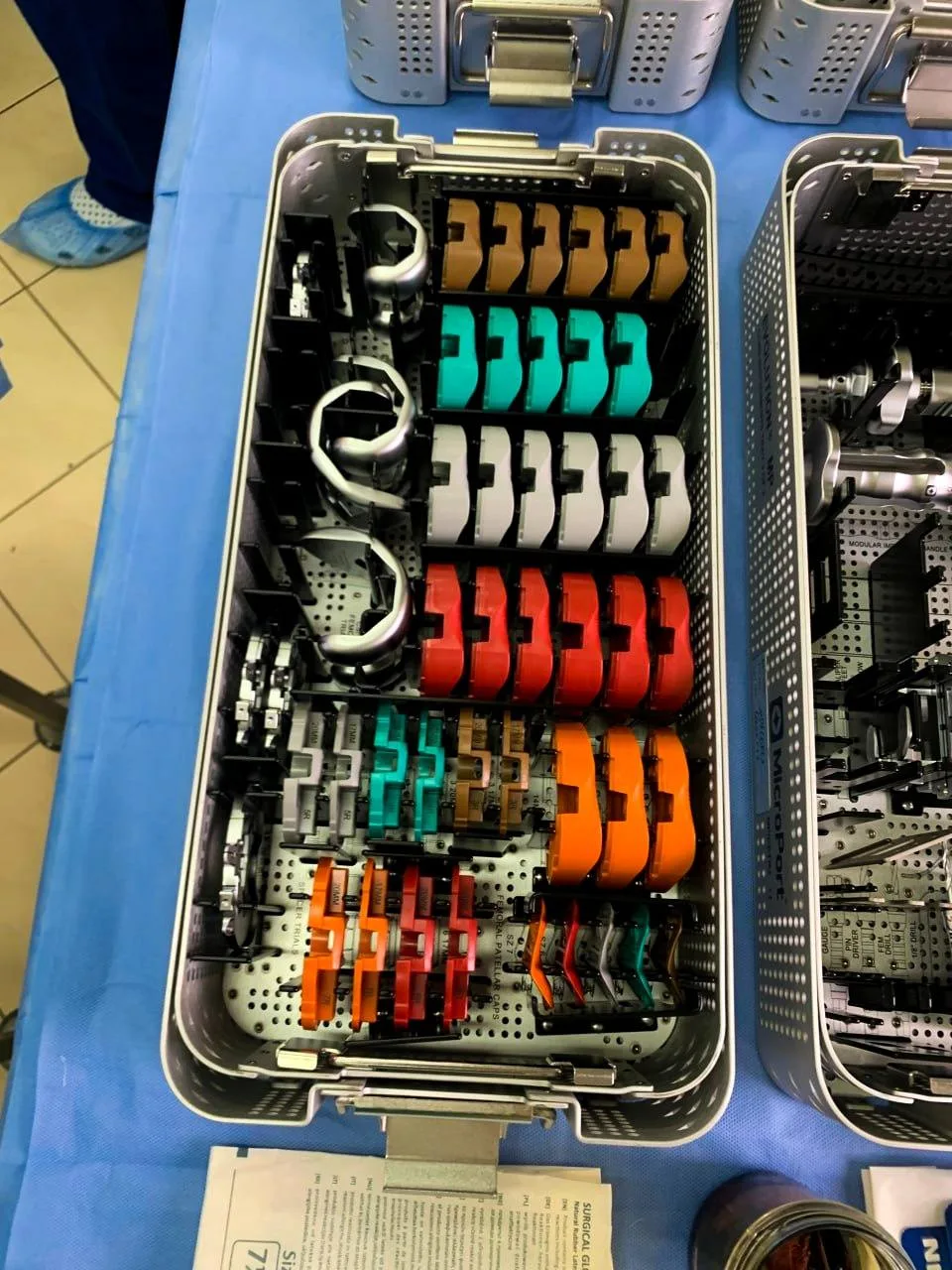 Набір хірургічних інструментів у стерильному контейнері