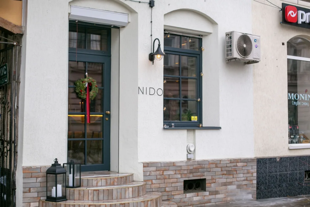 Вхід до кафе Nido з різдвяним вінком