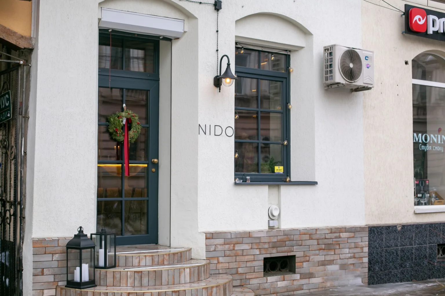 Вхід до кафе Nido з різдвяним вінком