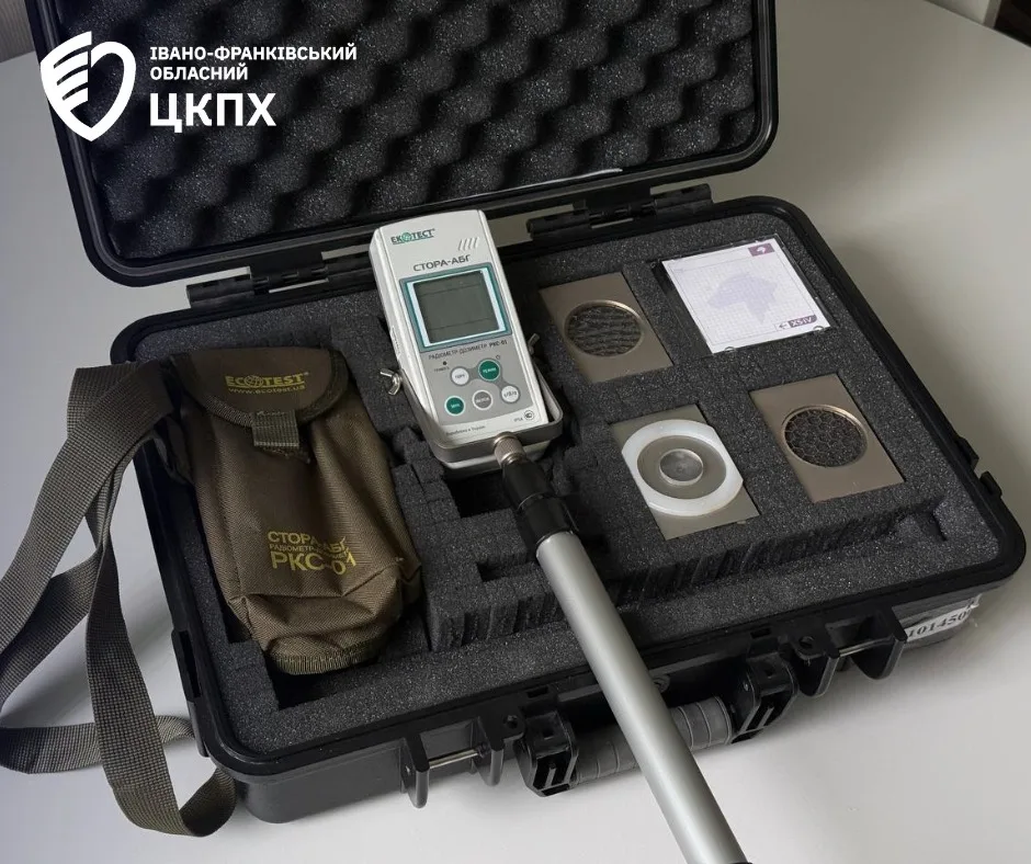 Портативний дозиметр у захисному кейсі