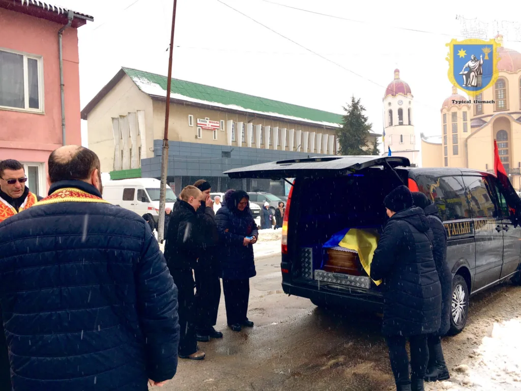 Похоронна процесія під час снігопаду в місті Тлумач