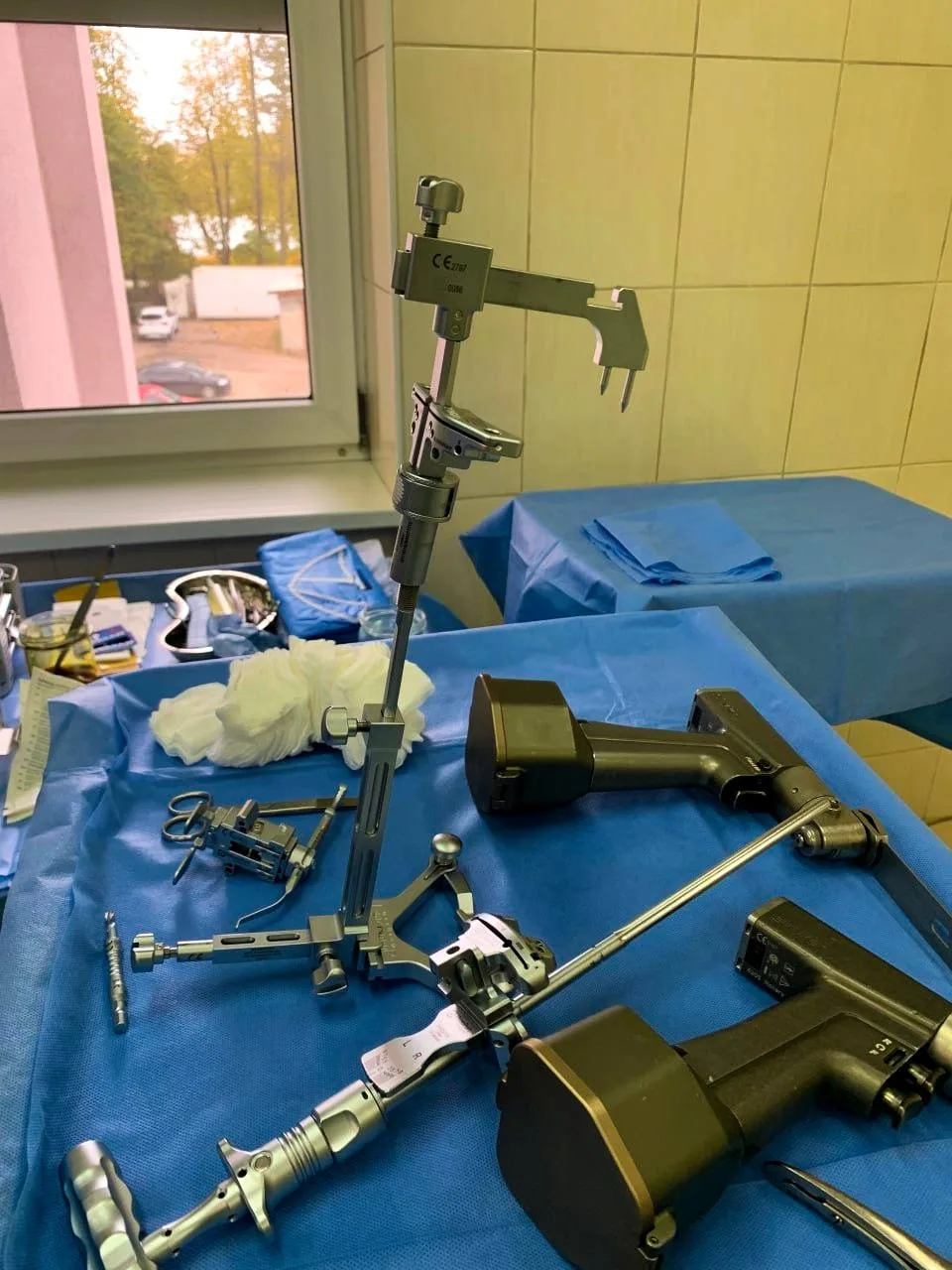 Ортопедичні хірургічні інструменти на операційному столі