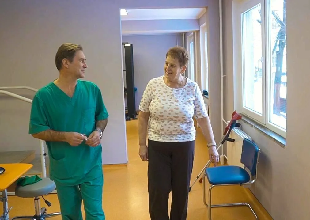 Реабілітація пацієнтки з лікарем у клініці