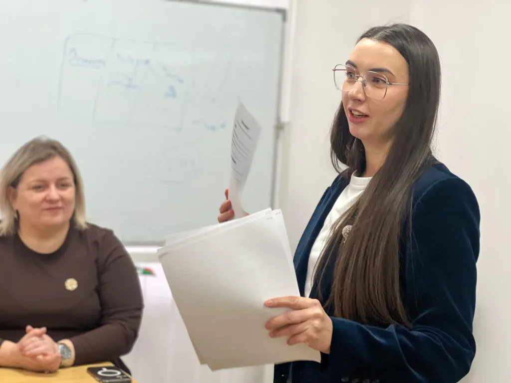 Жінка проводить презентацію перед колегою в офісі