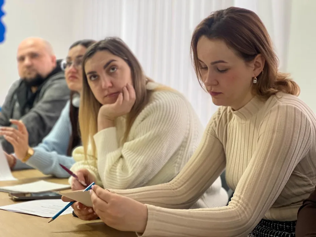 Люди на діловій зустрічі пишуть нотатки