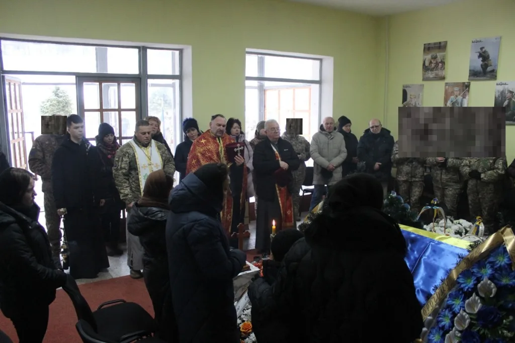 Прощання з військовим у приміщенні