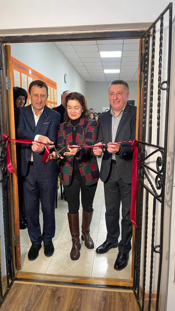 Відкриття нового офісу, урочисте перерізання стрічки