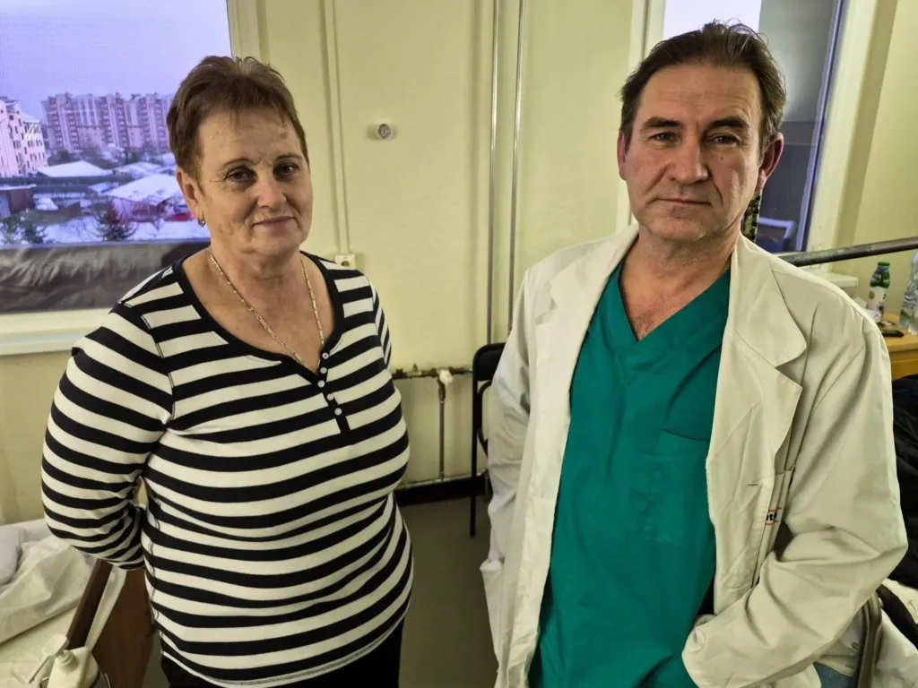 Пацієнтка та лікар у лікарняній палаті