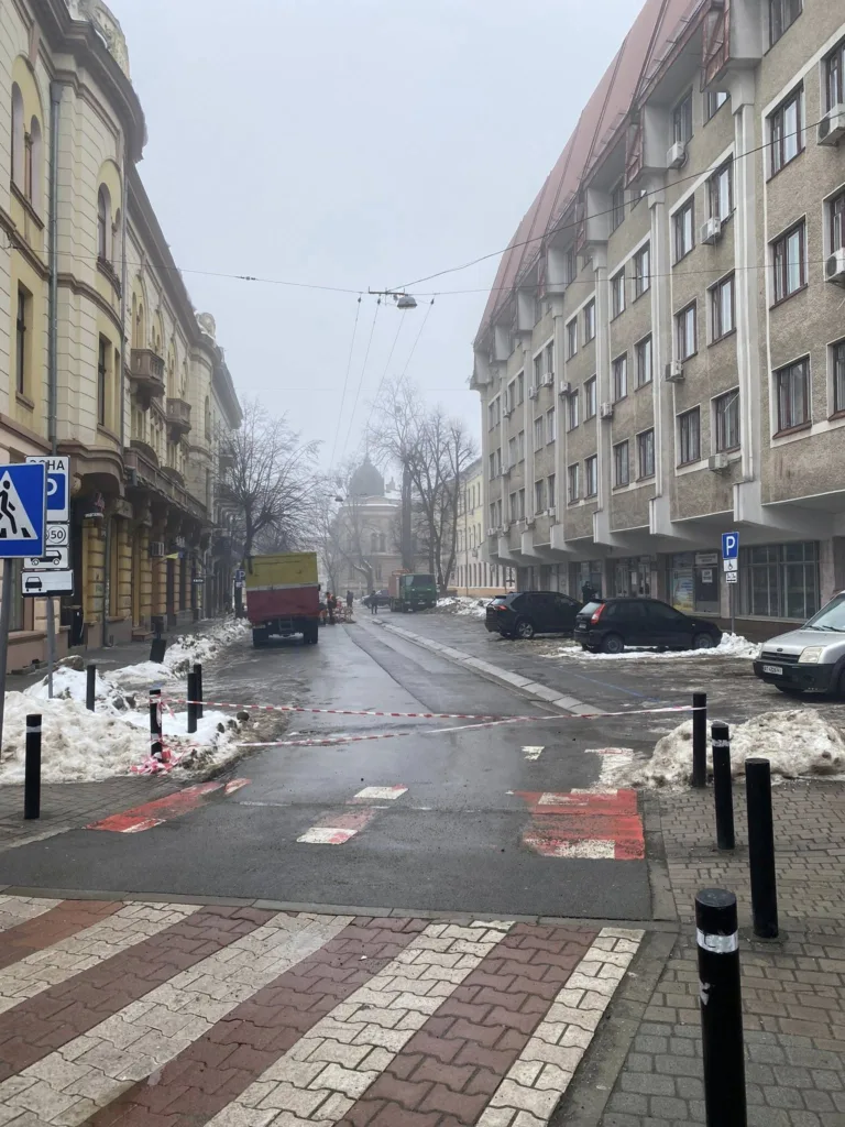 Міська вулиця взимку з туманом і снігом