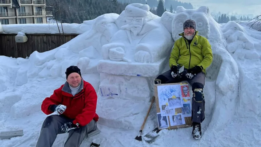 Чоловіки біля великої снігової скульптури на вулиці