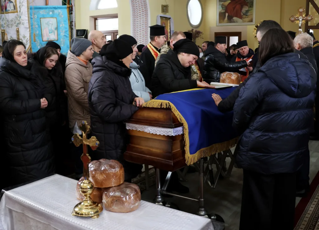 Прощання з військовим у церкві під час похорону