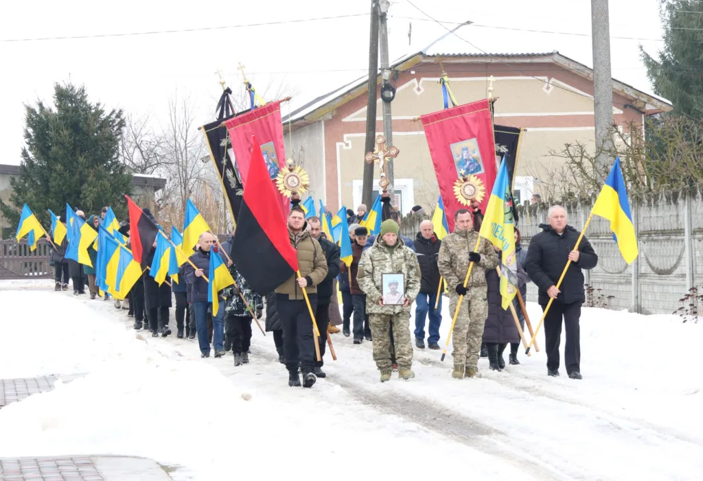 Похід із українськими прапорами взимку