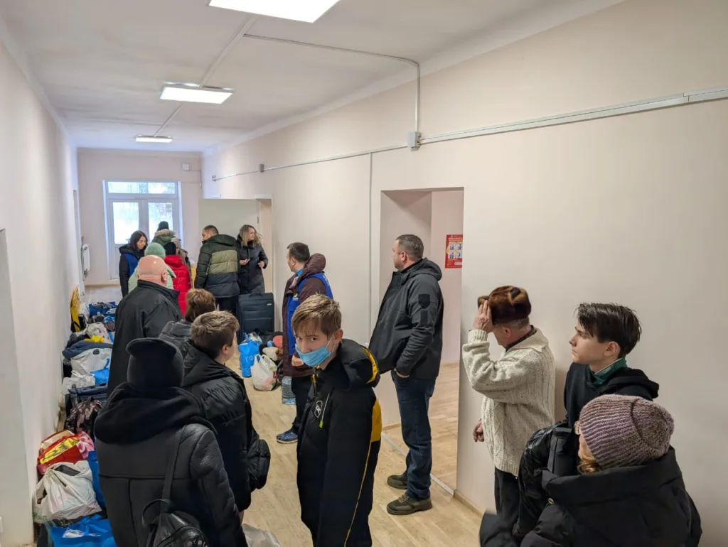 Люди отримують гуманітарну допомогу у коридорі