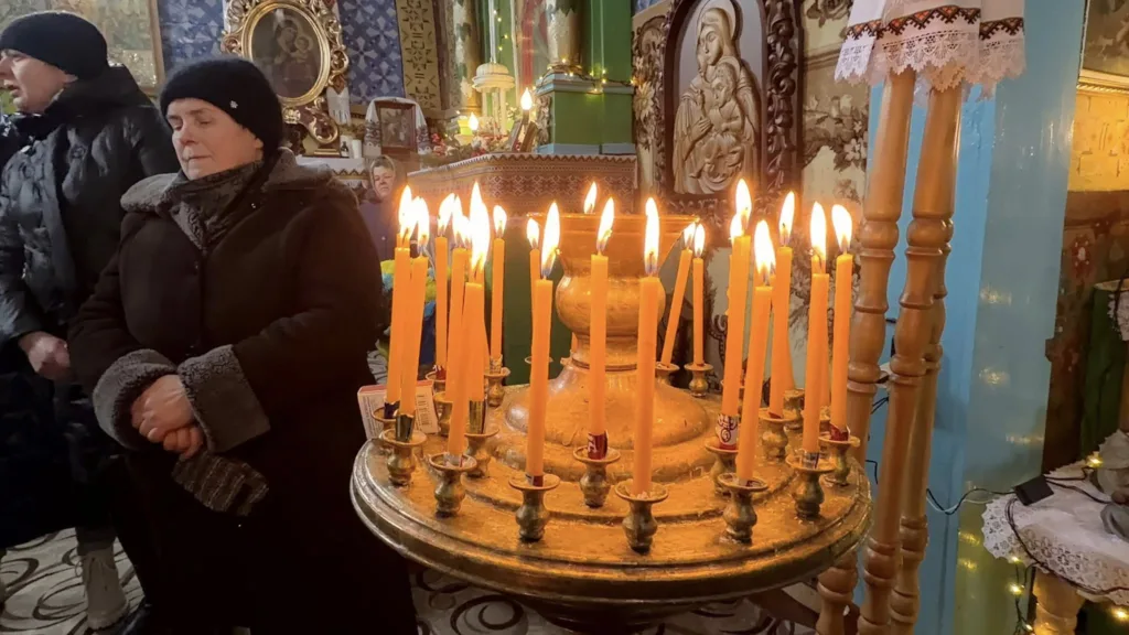 Моління з палаючими свічками в православній церкві